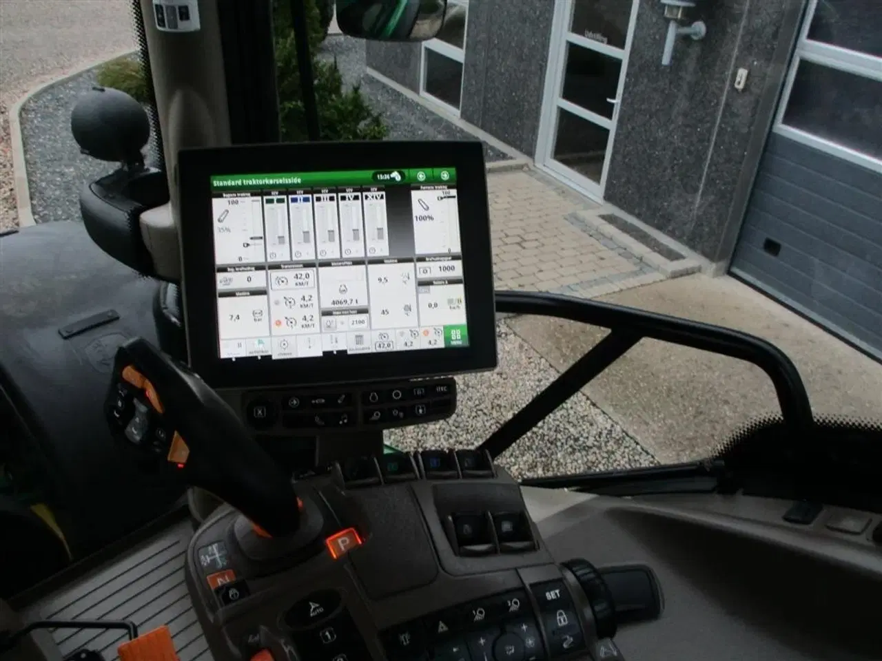 Billede 7 - John Deere 6230R med Command pro kørehåndtag.