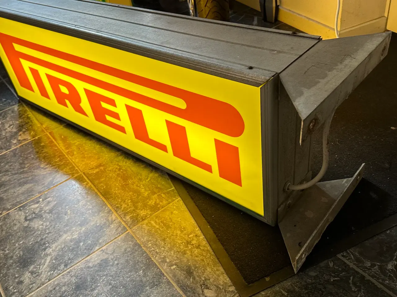Billede 1 - Pirelli lysskilt