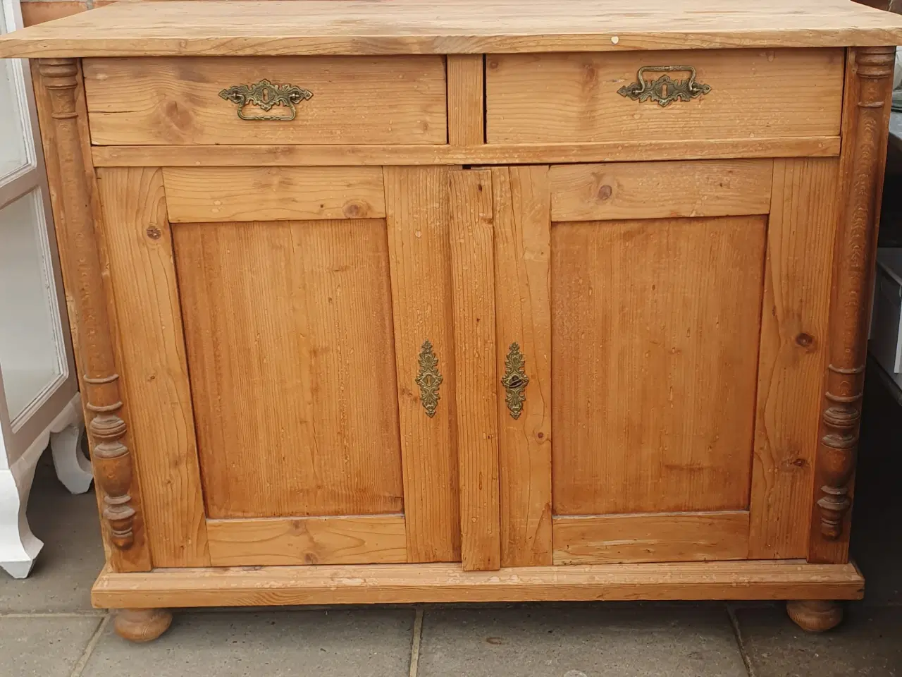 Billede 1 - Fin gammel skænk.