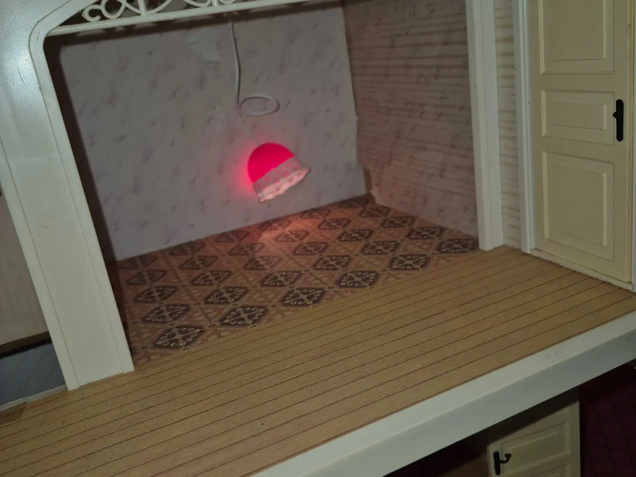 Billede 18 - Dallas lundby dukkehus + kassen