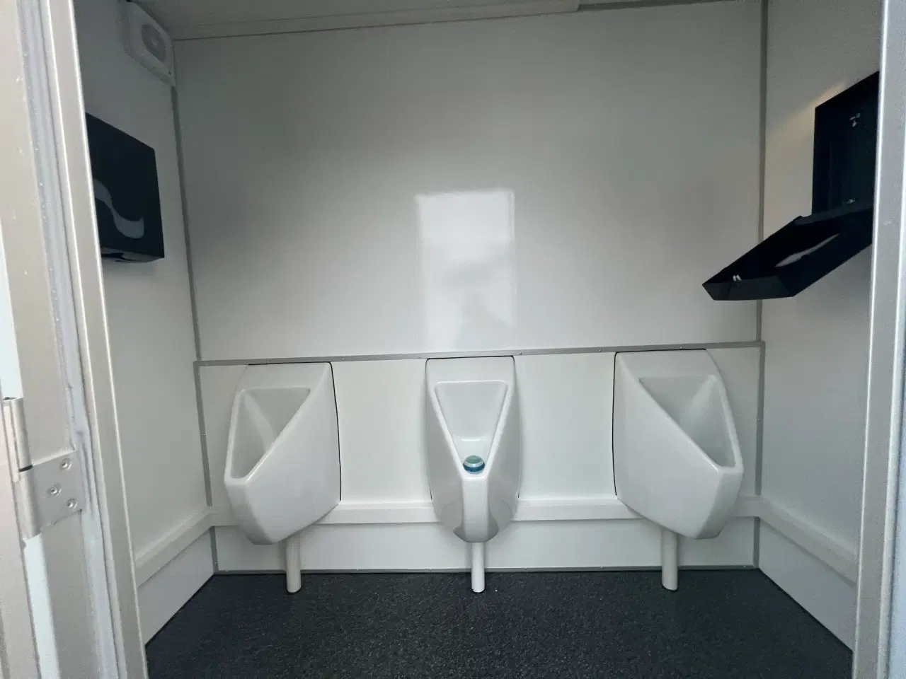 Billede 4 - Type 320: Toiletvogn med 4 toiletter og 3 urinaler