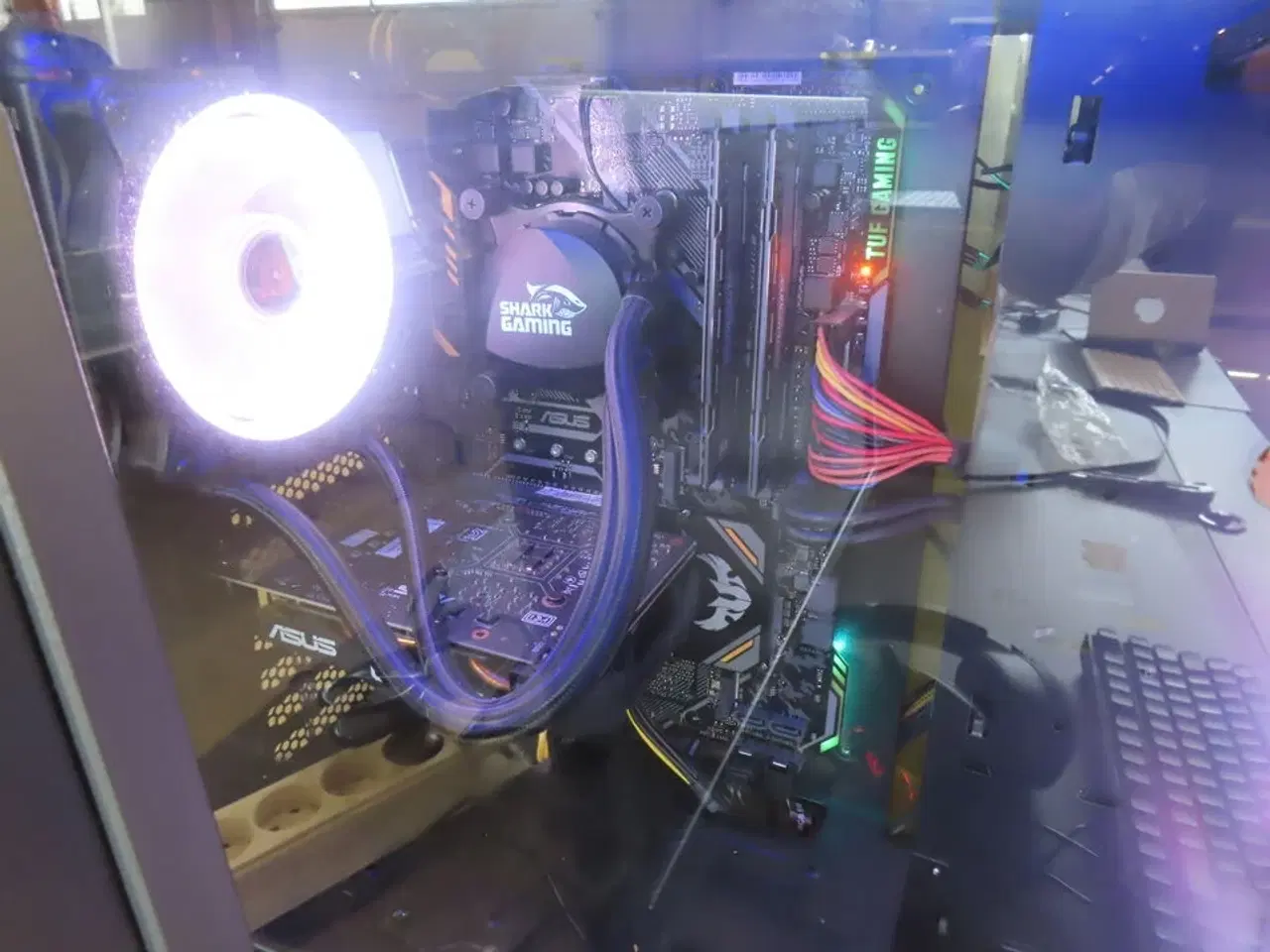 Billede 11 - Komplet Gaming PC med Skærm, Mus og tastetur (SHARK GAMING, BENQ, STEEL SERIES)