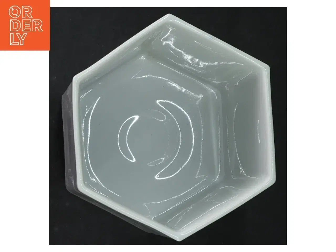 Billede 2 - Hvid sekskantet keramik vase (str. H. 15,5 cm ø. 13,5 cm)