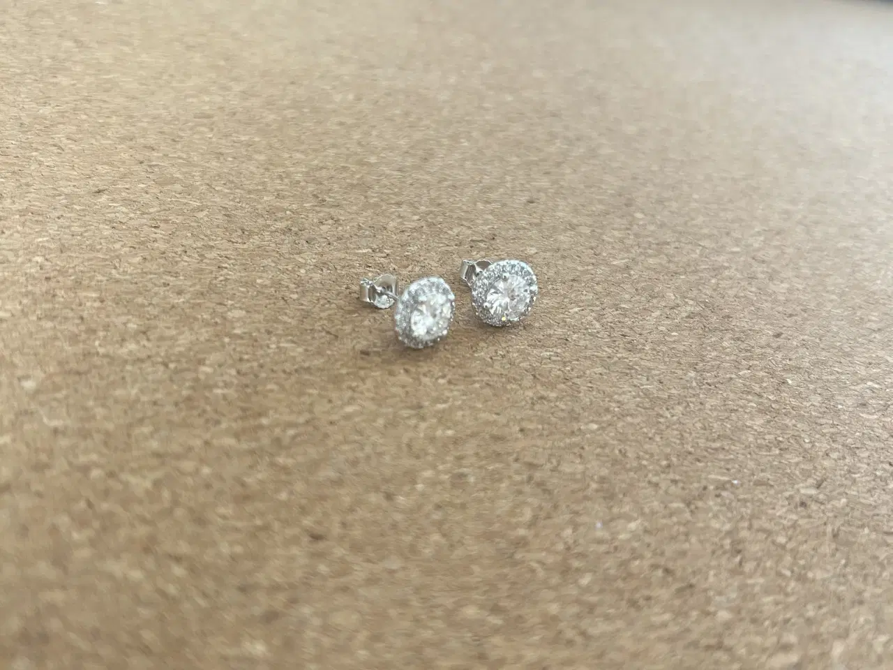 Billede 3 - Moissanite Halo øreringe 2 ct (1 per øre) · Hvidgu