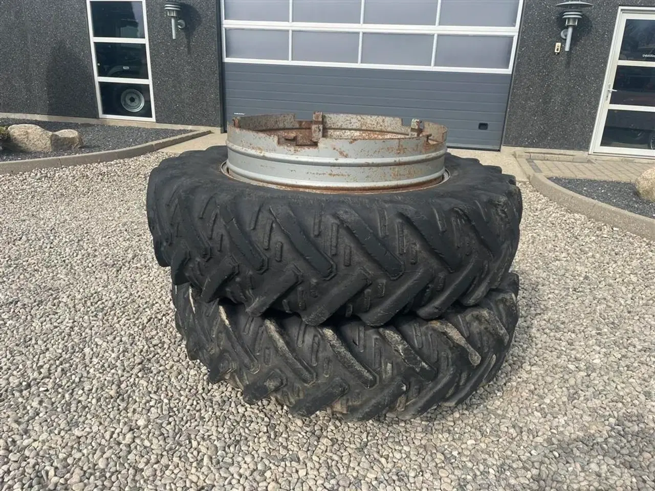 Billede 1 - Kléber 16,9R38 Sølv med ring og 5 Dual låse