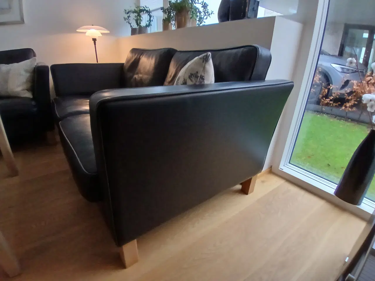 Billede 3 - To personers Mogens Hansen sofa, sort læder, ben,.