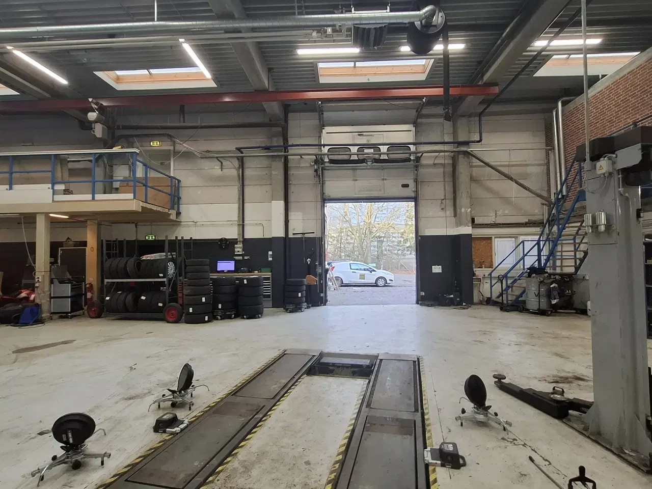 Billede 11 - Autoværksted. værksted eller Lager. Stort udeareal til præsentation af biler