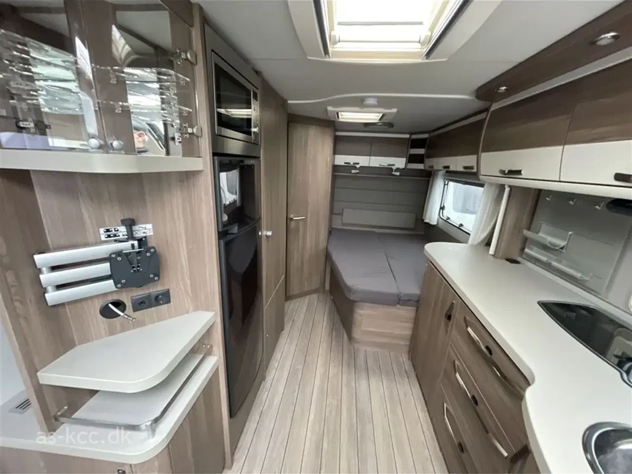 Billede 7 - 2019 - Knaus Südwind Scandinavian Selection 580 UF   Alde Centralvarme, vandbåren gulvvarme,  4 sovepladser, 5 siddepladser, mover, Cykelstativ.