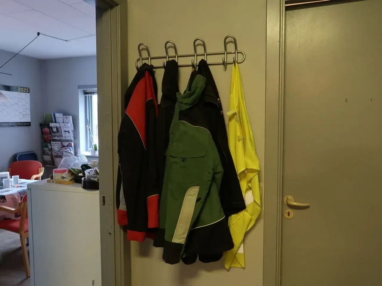 Billede 5 - Div. Arbejdstøj, sko samt bænke