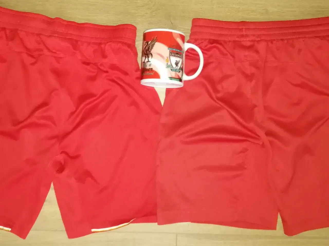 Billede 7 - 2 PAR LIVERPOOL F.C. SHORTS OG FAN KRUS