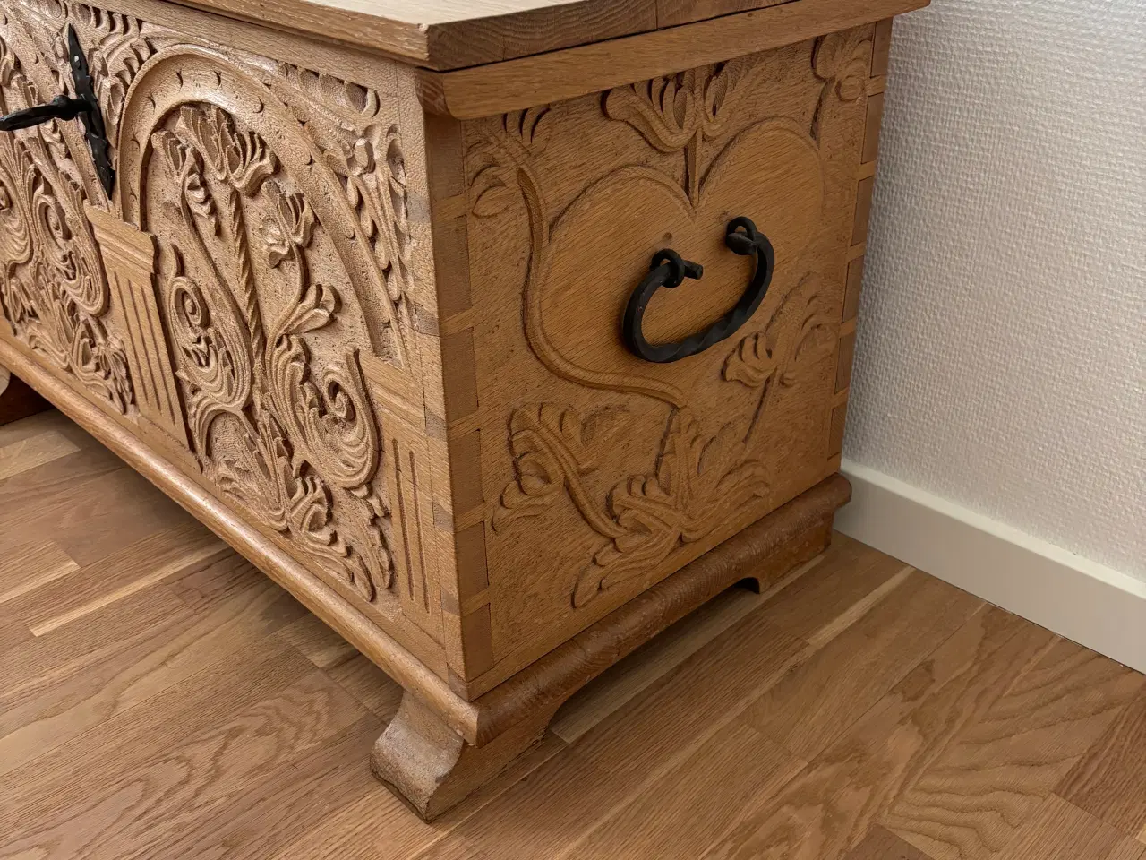 Billede 2 - Udstyrs kiste med udskæringer