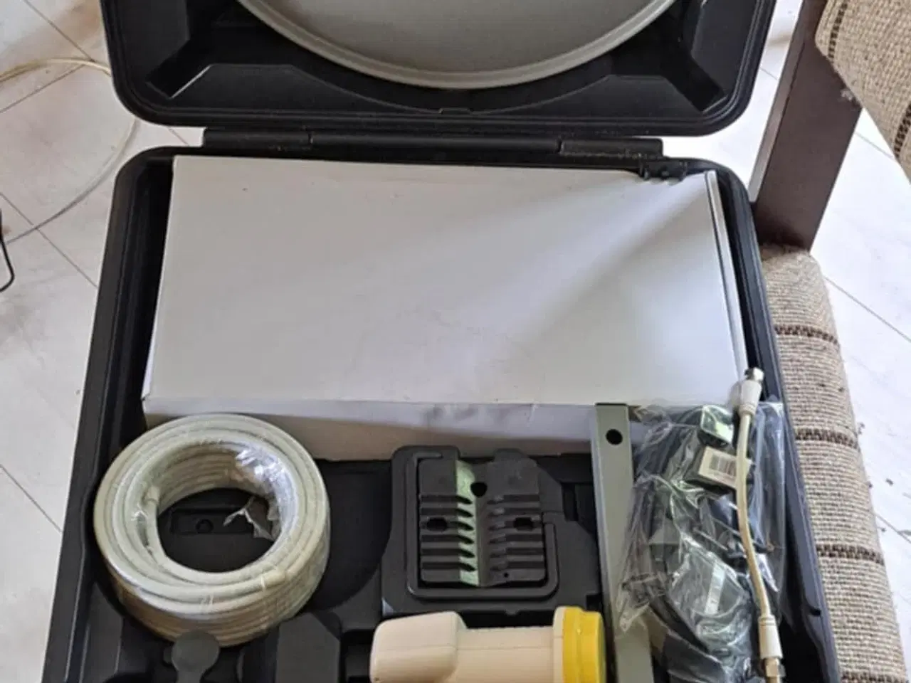 Billede 7 - Kasse med alt til parabol