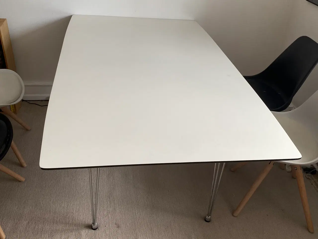Billede 2 - Hvidt spisebord med ekstra plader