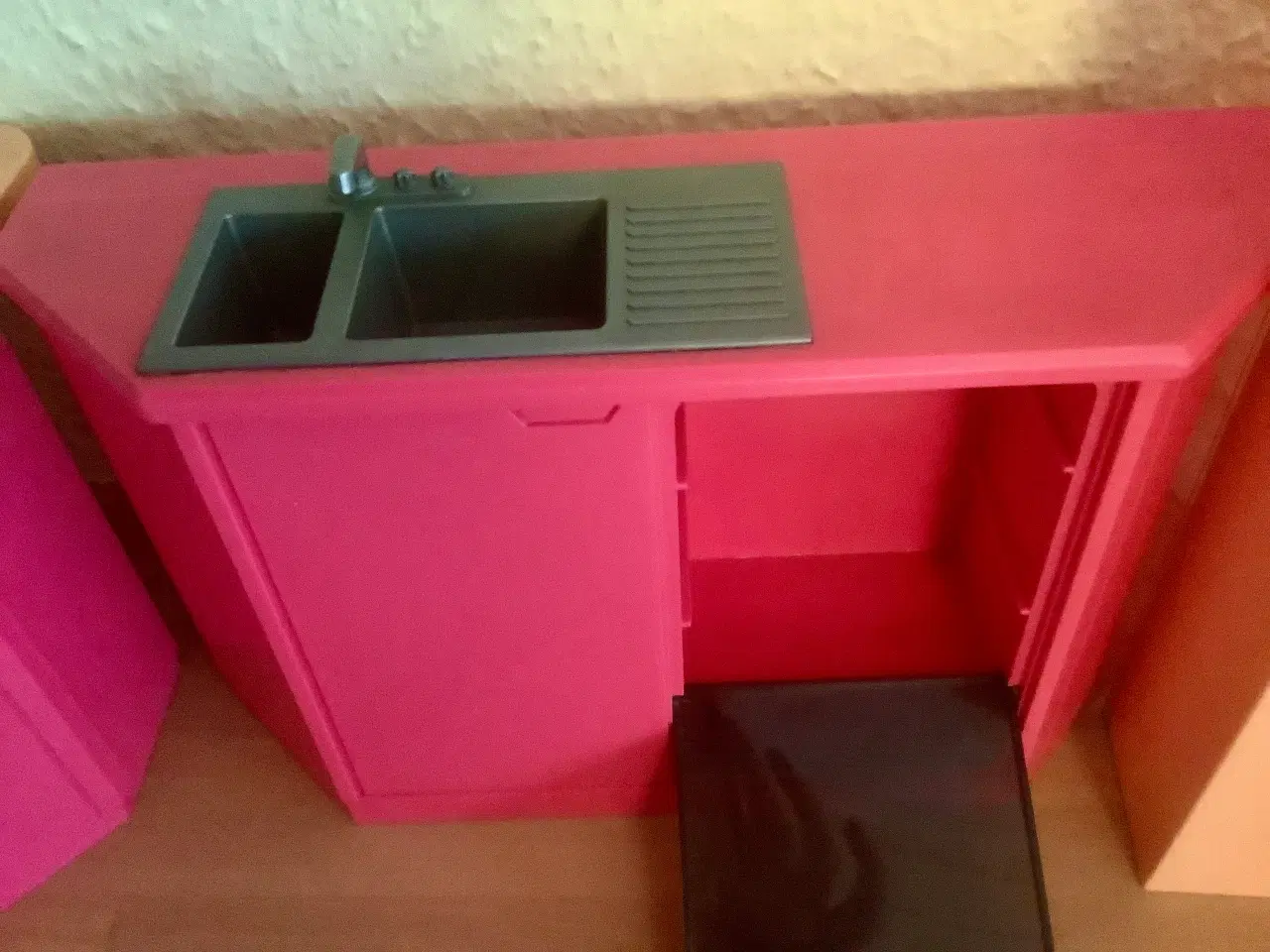 Billede 3 - Køkken til Barbie dukke.