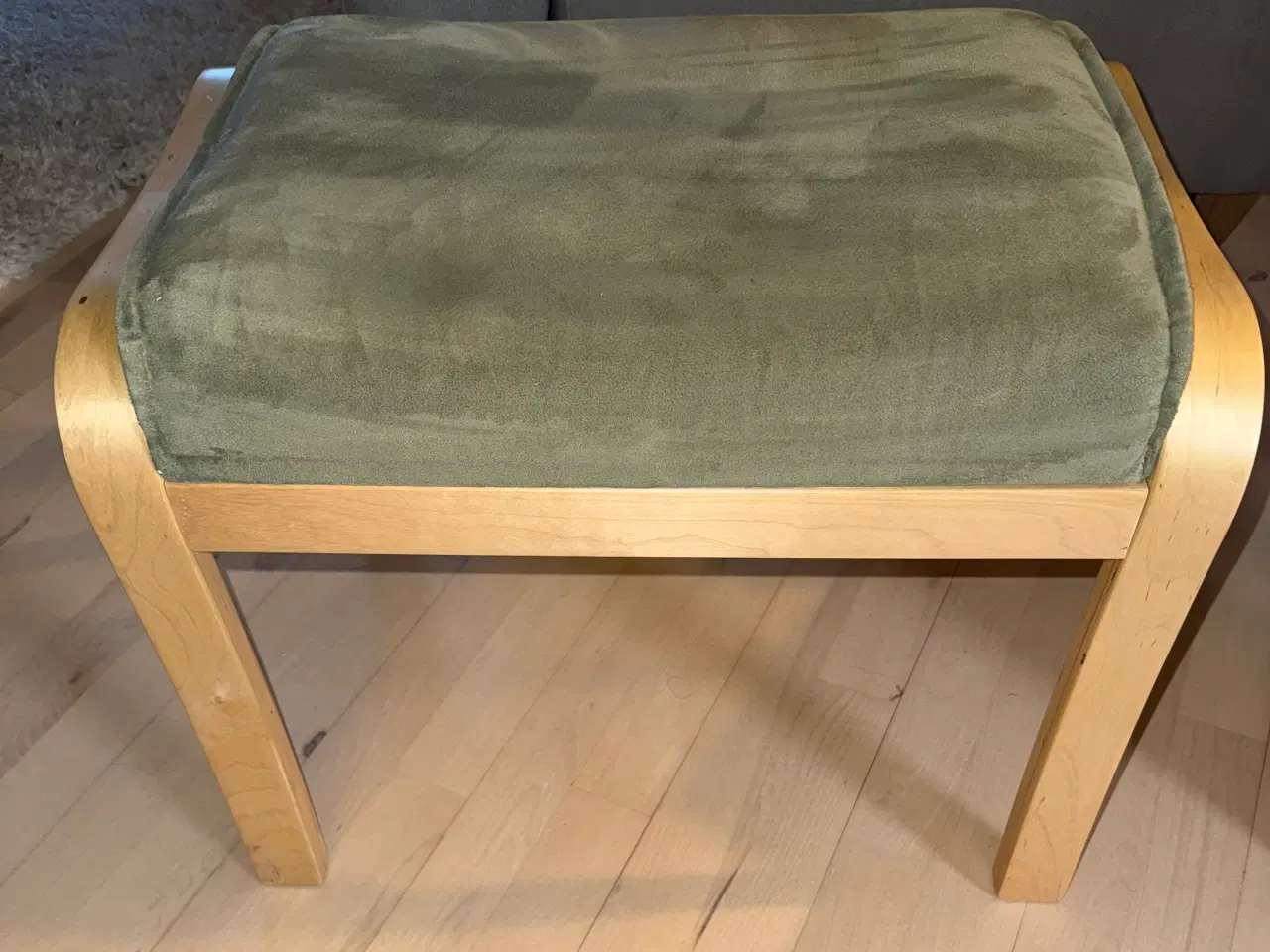 Billede 1 - Elegant fodskammel i bøgetræ med blødt, olivengrøn
