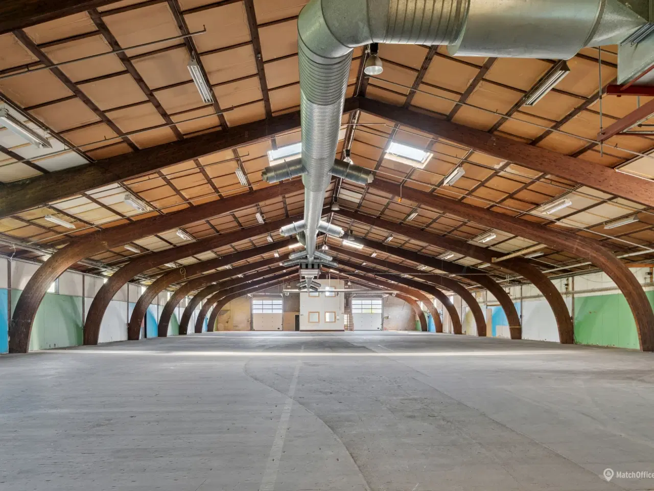 Billede 2 - Lager til leje i Glostrup med høj loftshøjde og porte samt central placering nær Ring 3 og E45