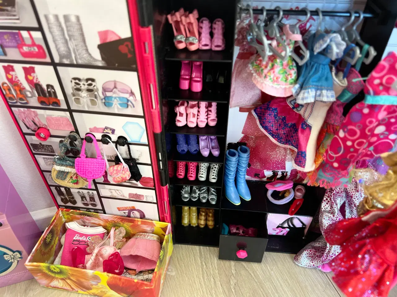 Billede 11 - Barbie og Bratz Hus, møbler, tøj og dukker