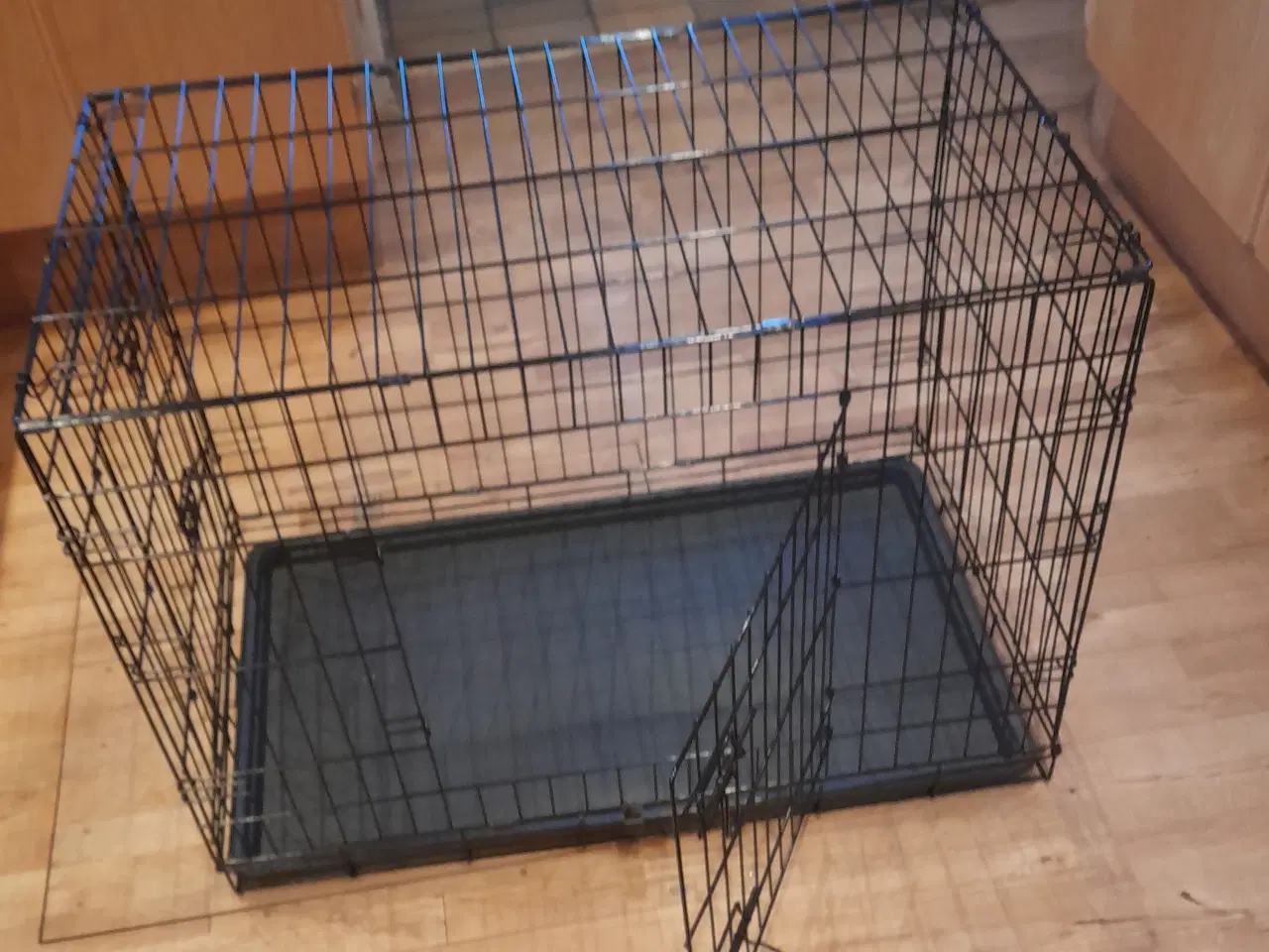 Billede 3 - Sort hundebur i metal med bakke