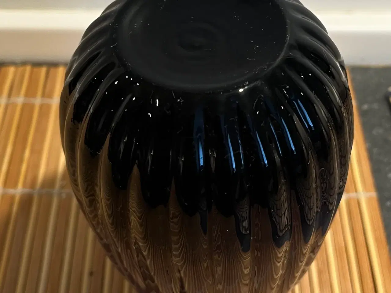 Billede 2 - Flot lilla vase - 13 cm i højde