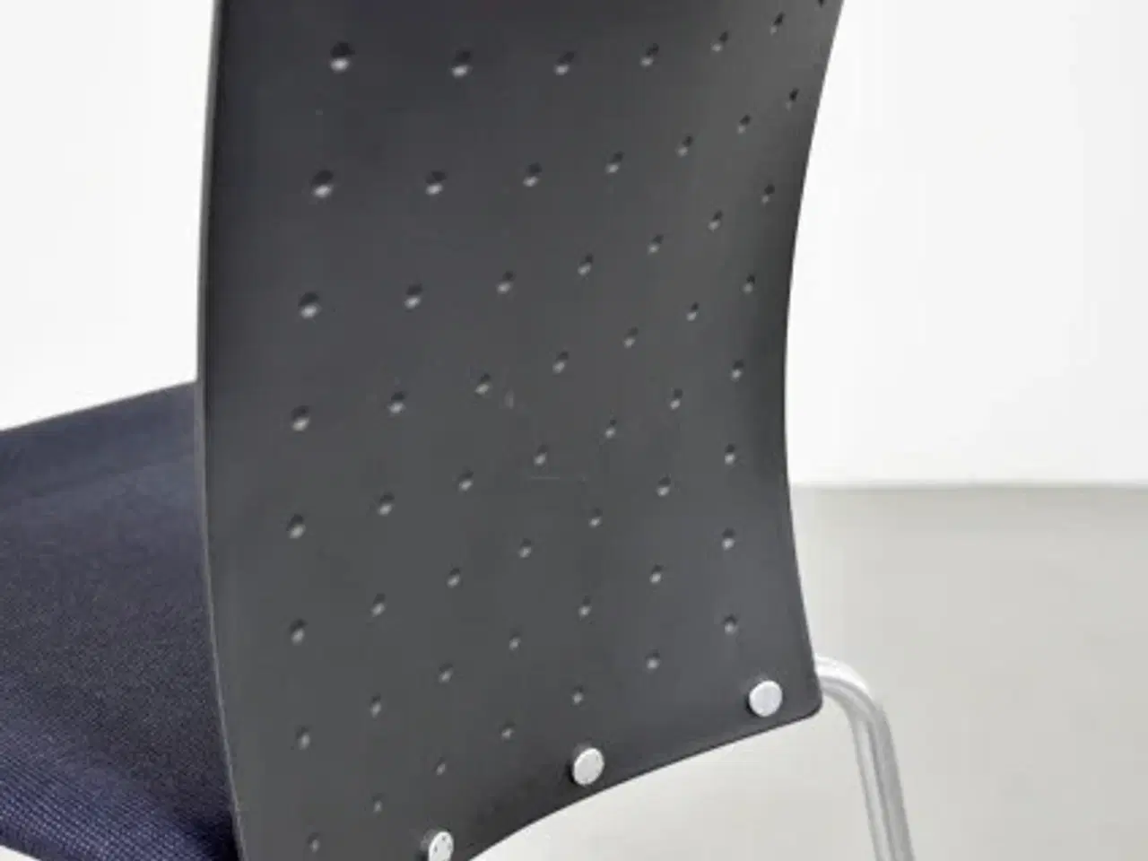 Billede 8 - Randers radius konferencestol med sort ryg og sort/blå polstret sæde