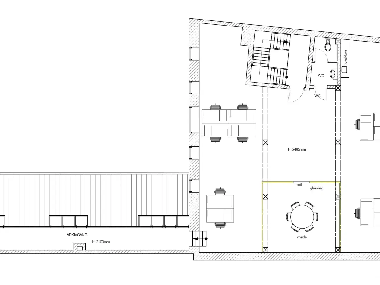 Billede 15 - Nyistandsat kontor med fritlagte bjælker og ny behandlede trægulve