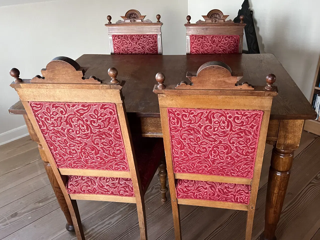 Billede 2 - Spisebord med 4 polstrede stole 