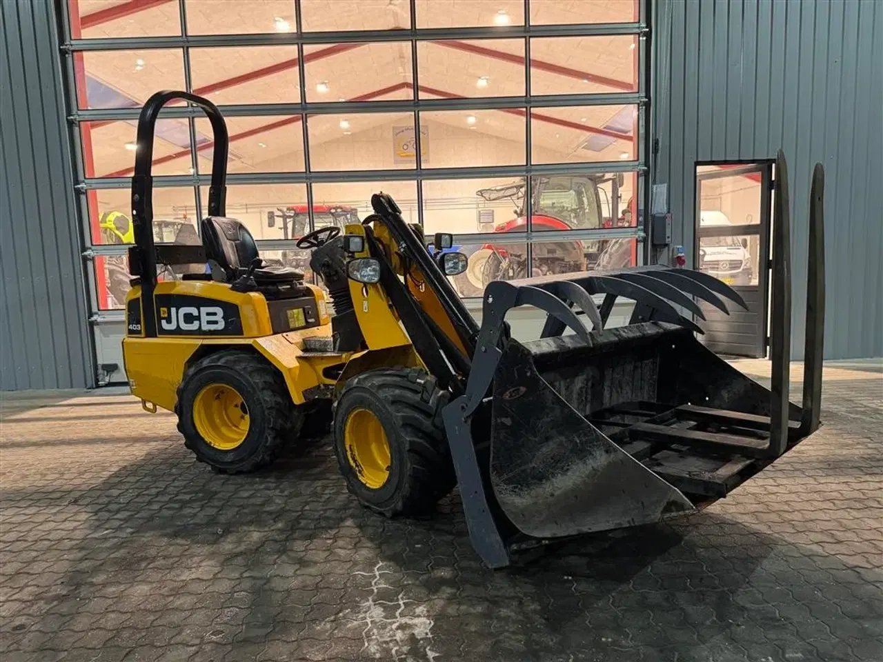 Billede 1 - JCB 403 MED SKOVL, GAFLER OG KLO!