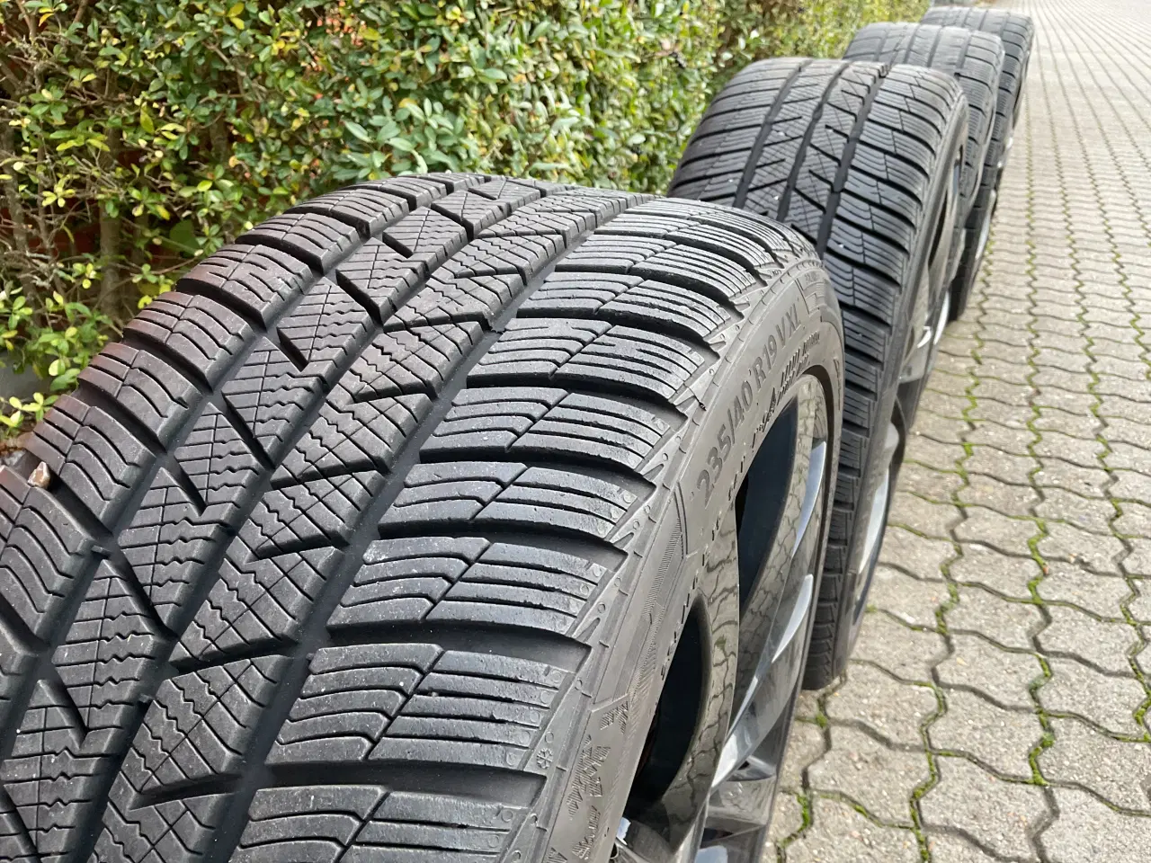 Billede 2 - Vinterdæk på fælge passer til Tesla Model 3   