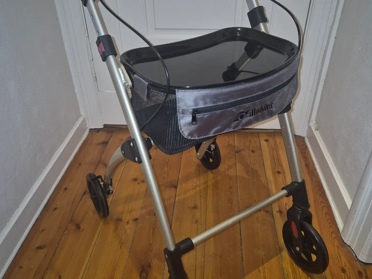 Billede 1 - Indendørs rollator med kurv og bakke