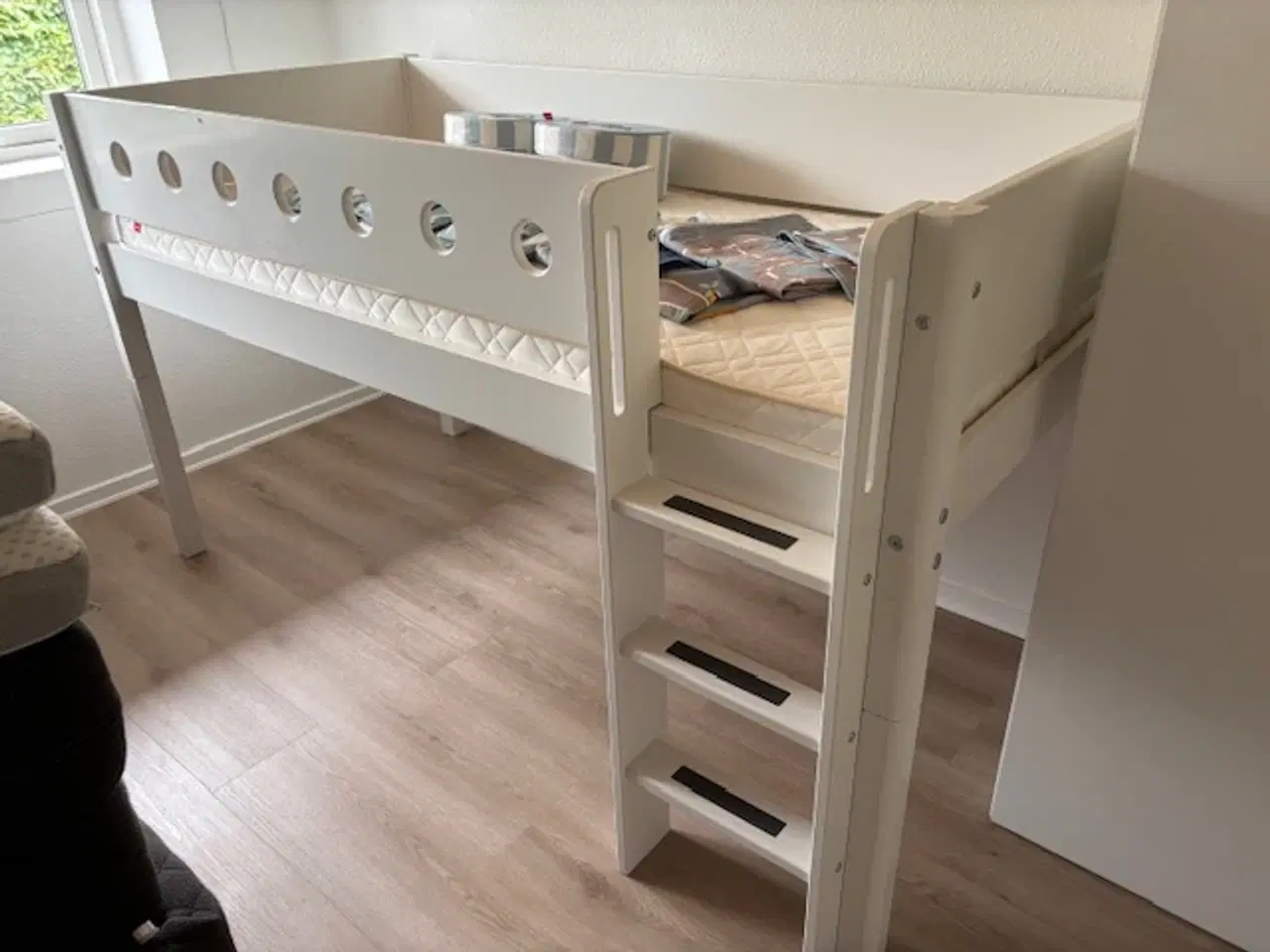 Billede 1 - FLEXA HALVHØJ SENG inkl. madras og tilbehør