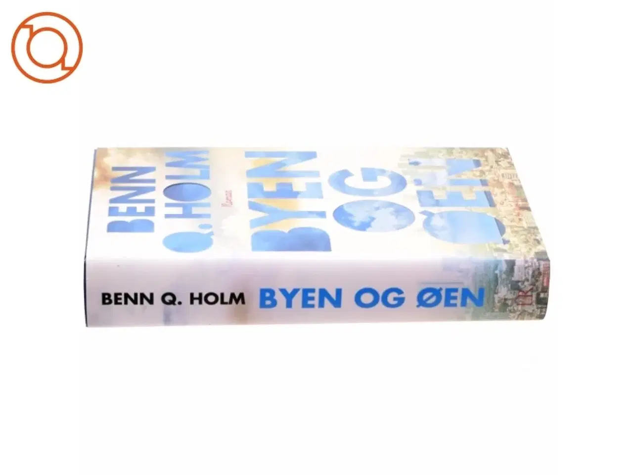 Billede 2 - Byen og øen : roman af Benn Q. Holm (f. 1962) (Bog)