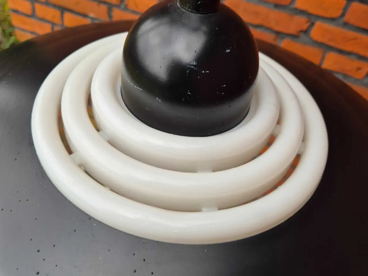 Billede 5 - Ufo-inspireret loftslampe med hejsefunktion 