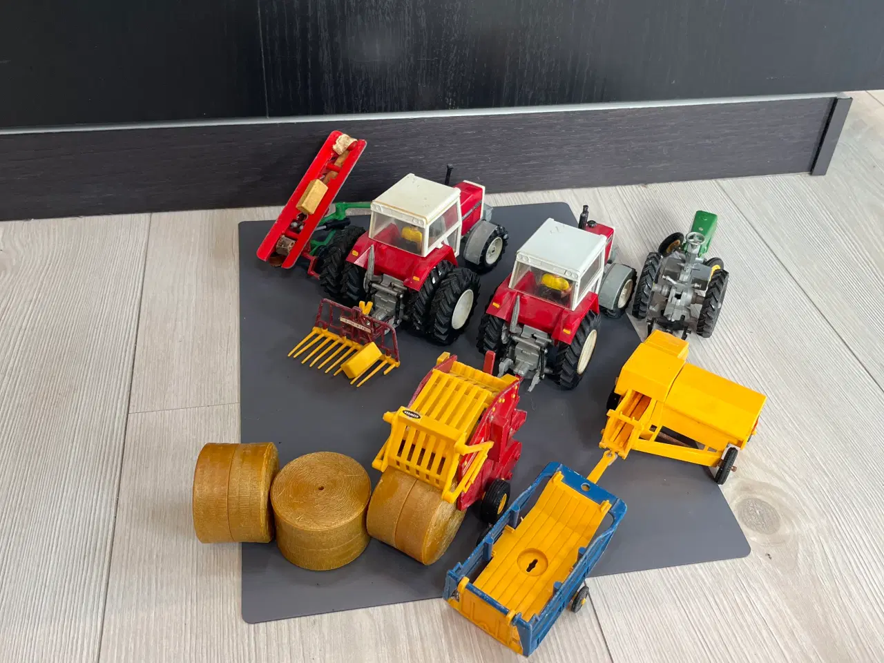 Billede 2 - Model Traktor, halmpresser, høtyv, halm transport