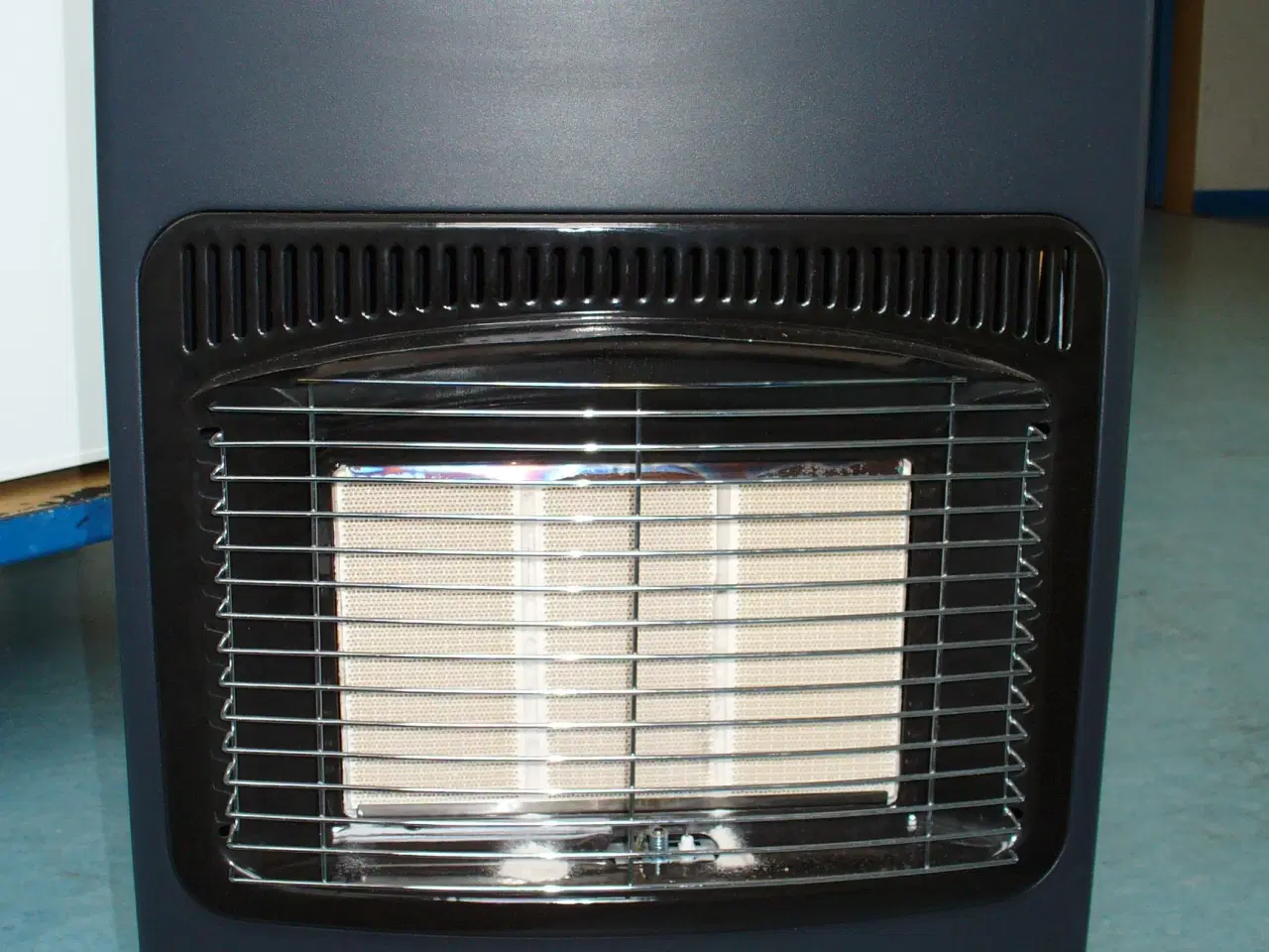 Billede 1 - Gasvarmeovn med gasflaske.