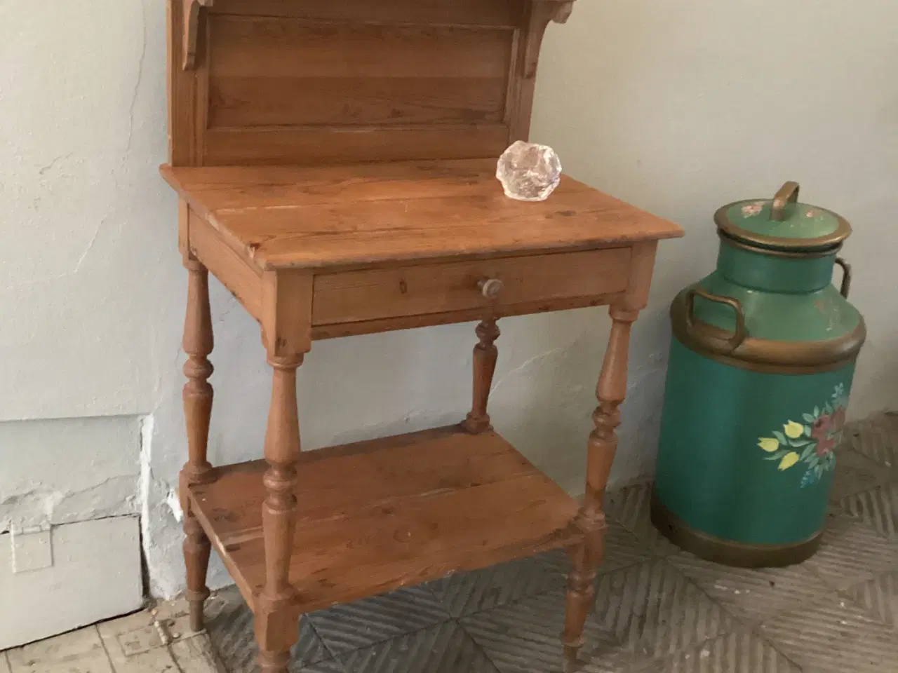 Billede 2 - Retro fyrretræs bord med skuffe og hylde