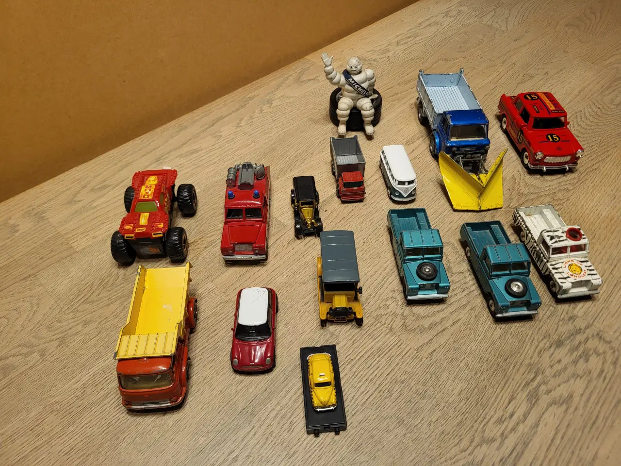 Billede 2 - Modelbiler blandet 1:43 og minder 15 stk. Alle 150