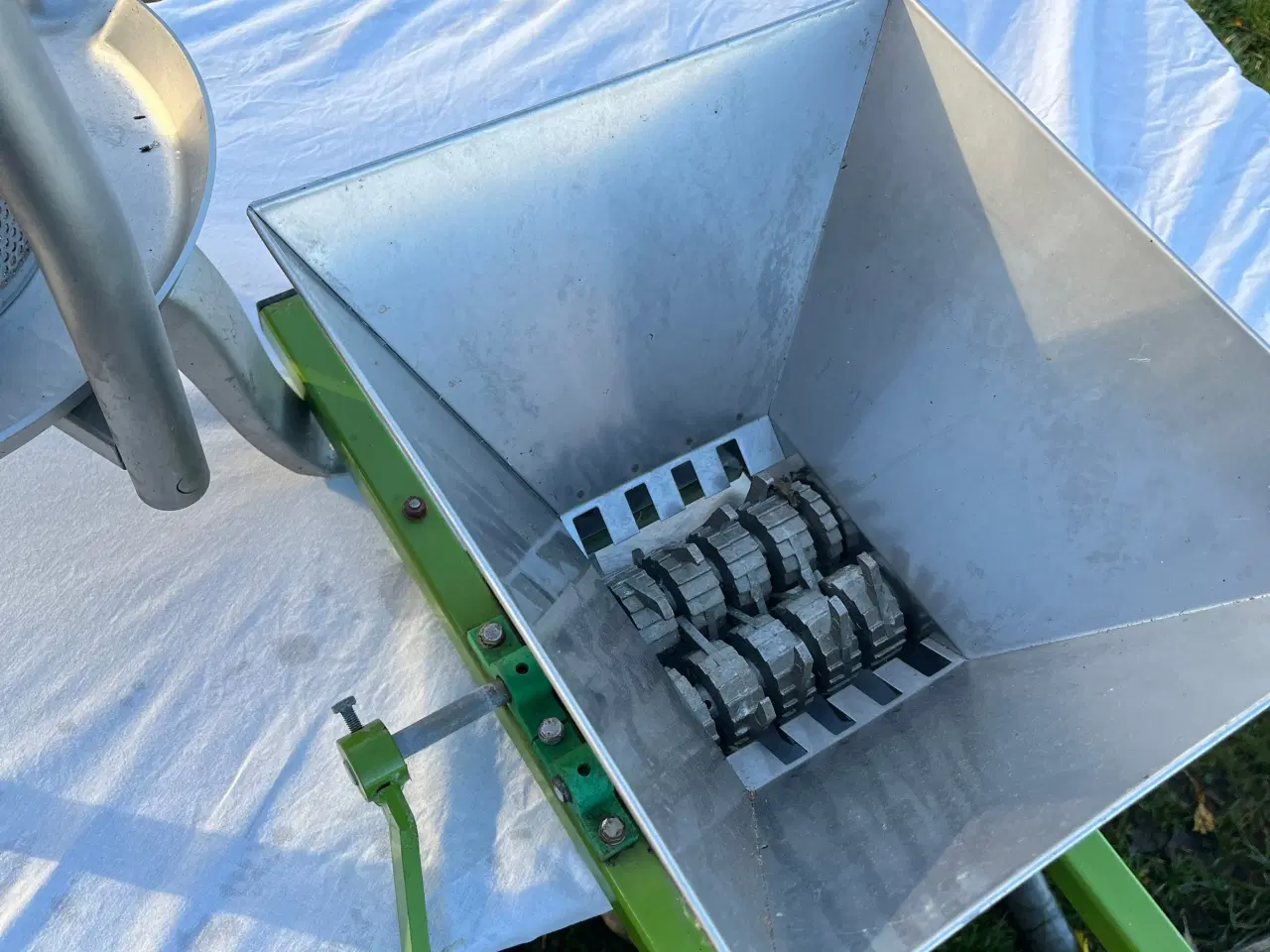 Billede 2 - UDLEJES - Frugtpresse 9,5L & frugtkværn