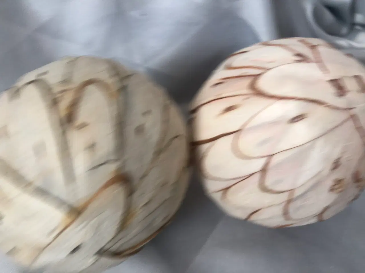 Billede 9 - 2 deco kugler med blade og et bundt med små pinde
