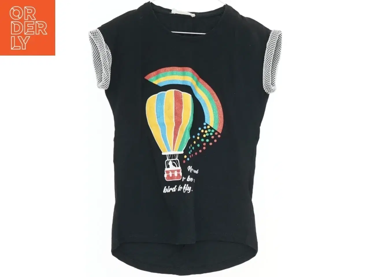 Billede 1 - Sort T-shirt med tryk (str. 128)