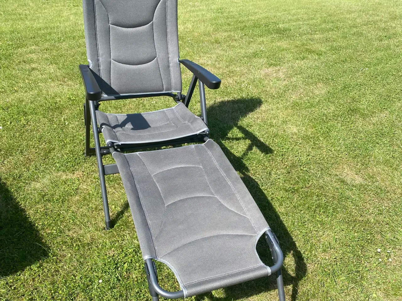 Billede 3 - Bord 80•120 cm 4 stole 2 benstøtter 