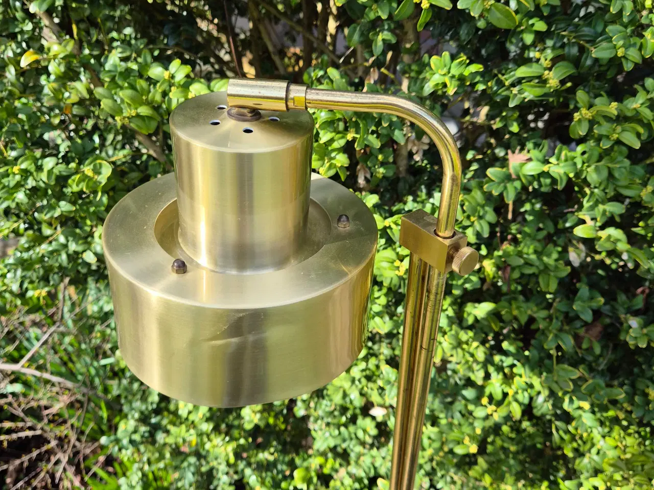 Billede 1 - Elegant og praktisk gulvlampe i messing