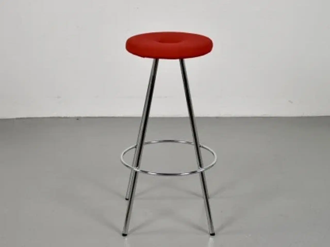 Billede 4 - Martela barstol med rødt polster på sædet og krom stel