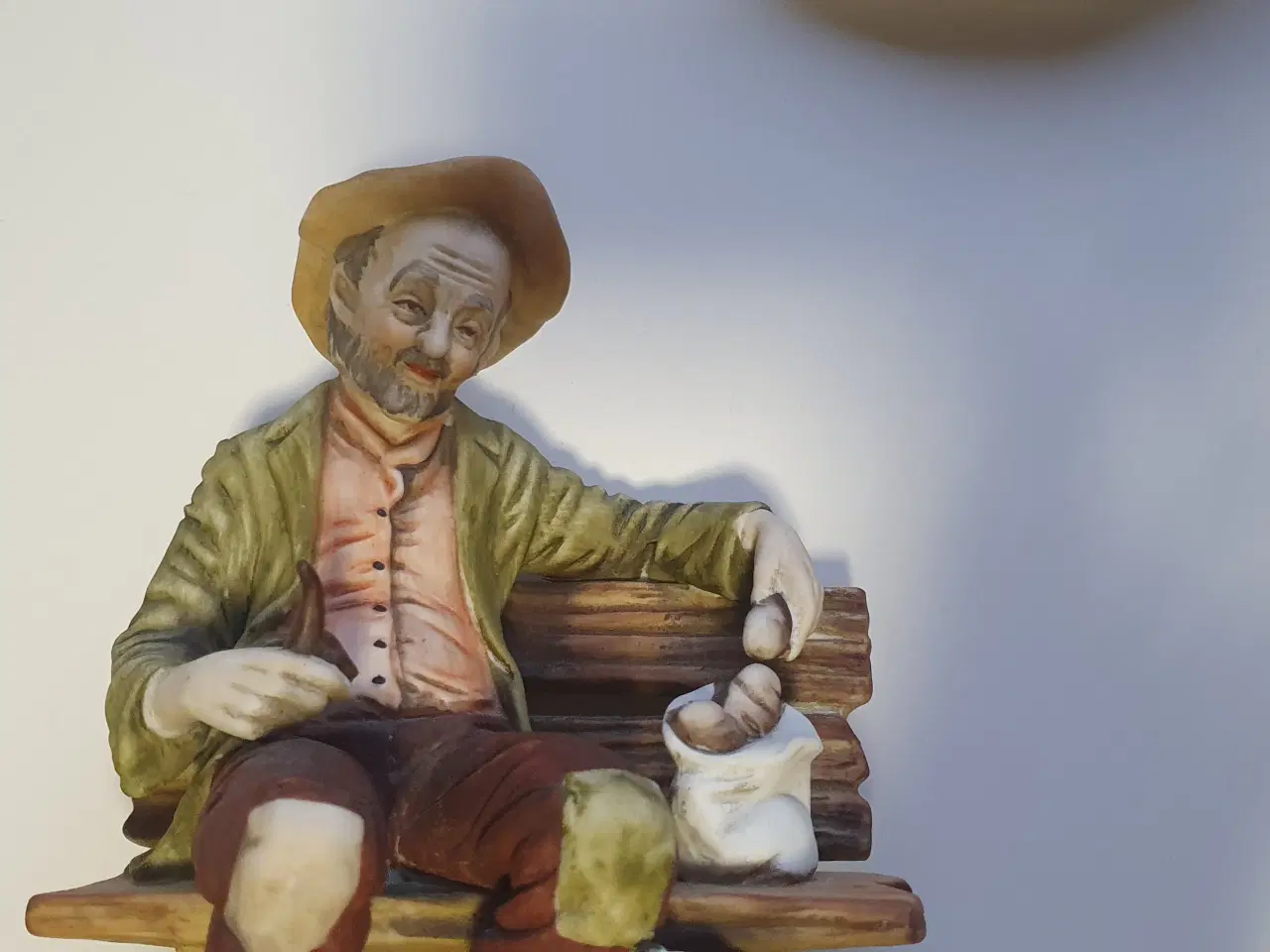 Billede 3 - Porcelænsfigur - mand sidder på bænk med sin hund
