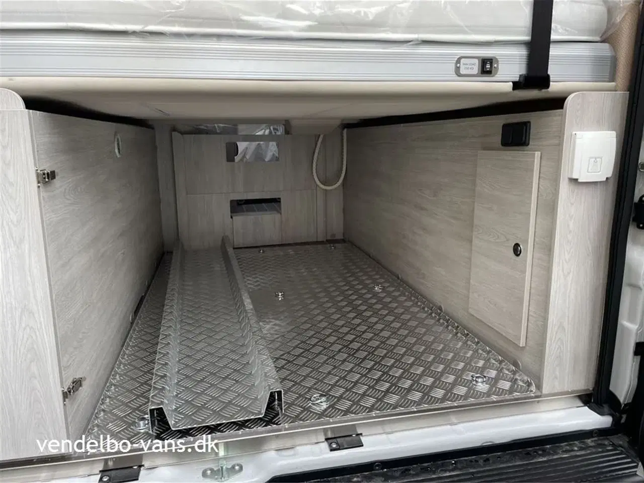 Billede 6 - 2026 - Rollerteam Livingstone DUO Sport XL   CamperVan med stor dobbeltseng der kan hæves elektrisk, så der bliver plads til MC, cykler ect.