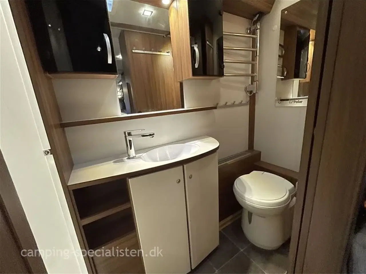 Billede 11 - 2020 - Polar Customized 680   Polar  Customized 680 med enkelte senge og ende badeværelse model 2020 kan nu ses hos Camping-Specialisten.dk