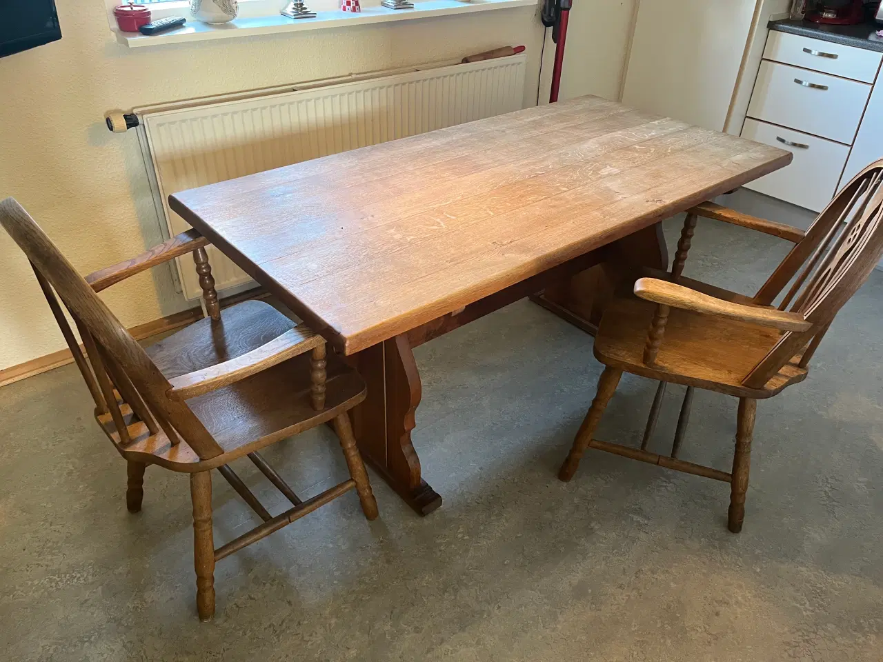 Billede 2 - Spisebord, hjørnebænk og 2 krostole