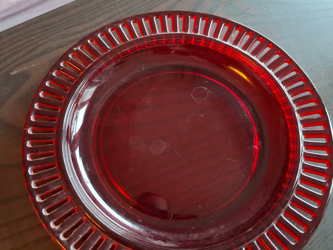 Billede 4 - Smuk kage/oste-klokke i klar glas m.rød bund
