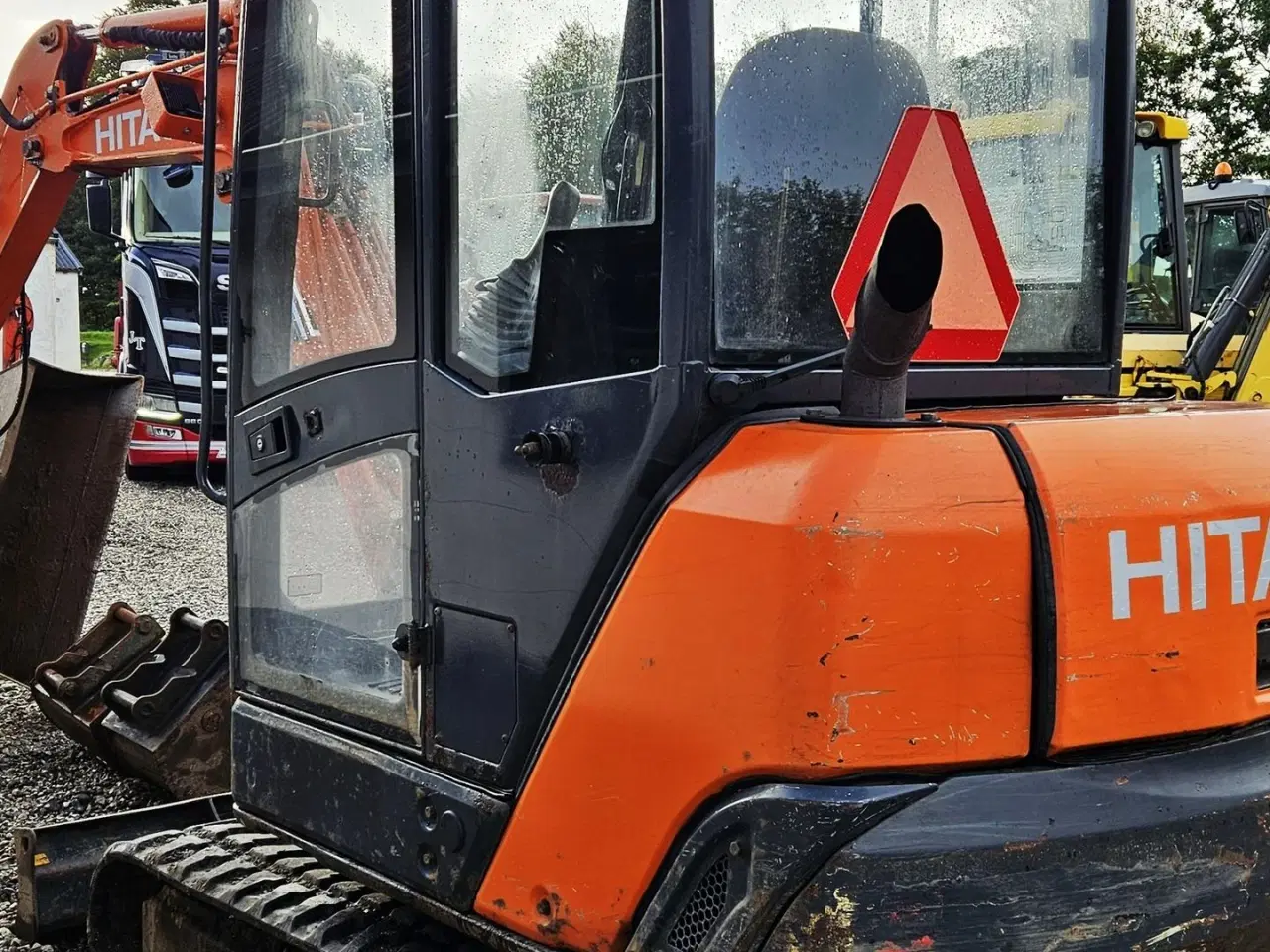 Billede 4 - Hitachi ZX27-3 / powertilt og skovlsæt / årgang 2010