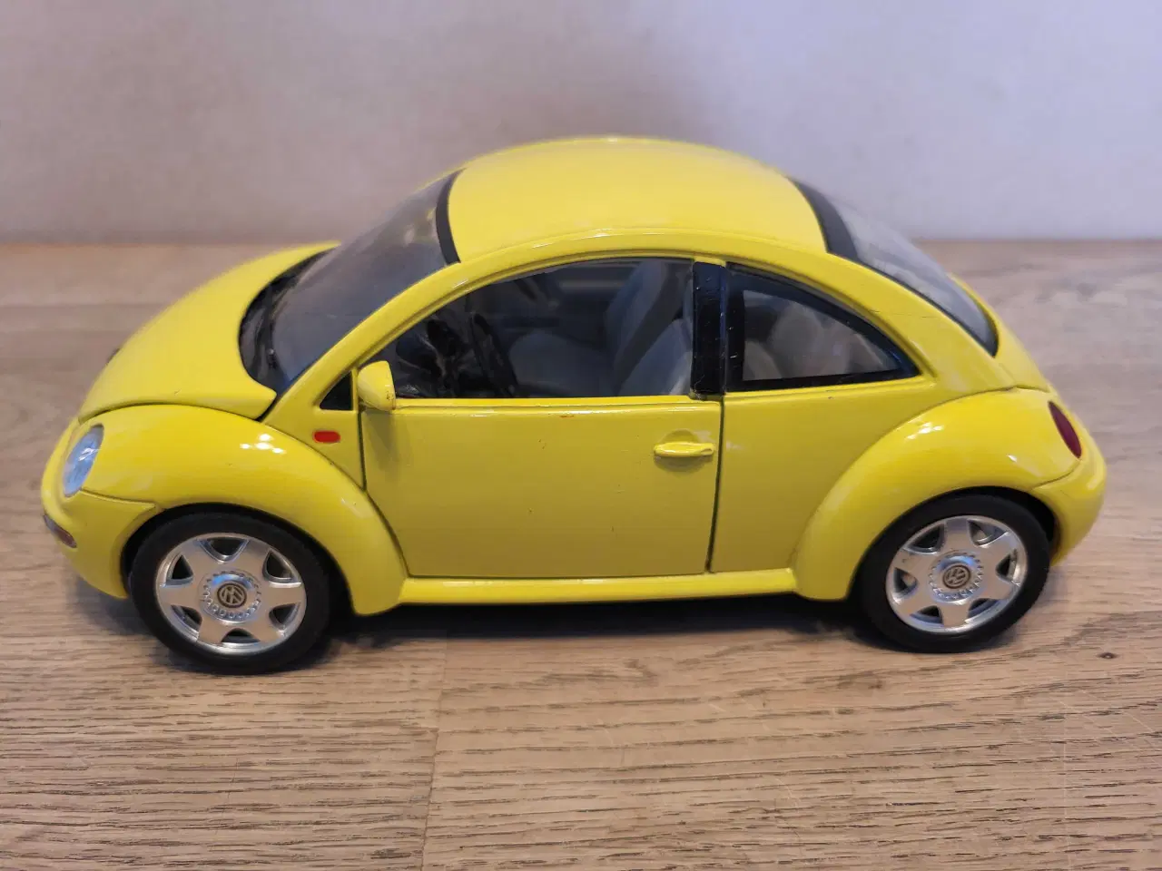 Billede 1 - Modelbil: VOLKSWAGEN NEW BEETLE 1998.  Skala 1/18.