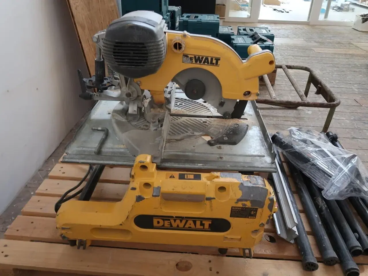 Billede 4 - Dewalt vendbar kap-/geringssav 2000W DW743N